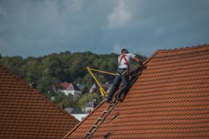 couvreur qui répare toiture