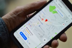 homme qui regarde google maps