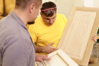 menuisiers regardent placard meuble bois