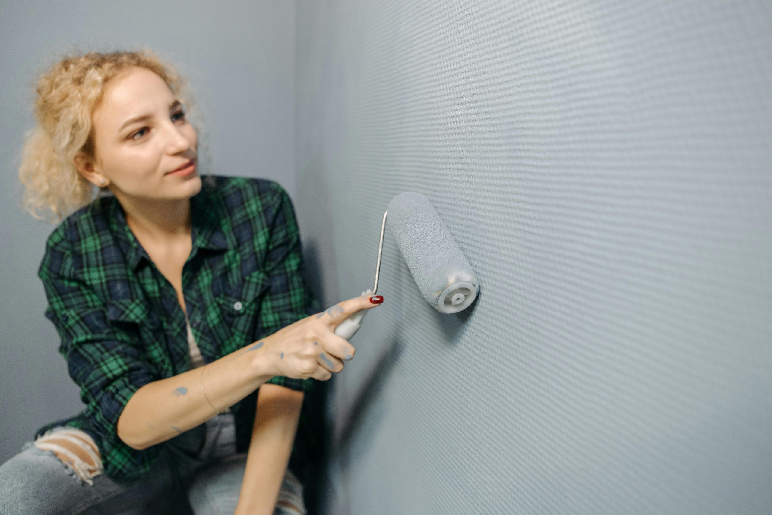 femme peintre en bâtiment