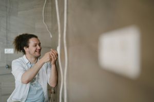 dépannage électrique d'un électricien dans une maison
