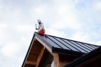 couvreur répare tuile sur toit maison