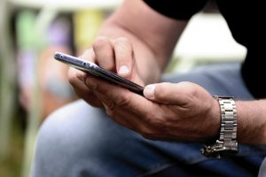 homme qui appelle un contact sur son téléphone