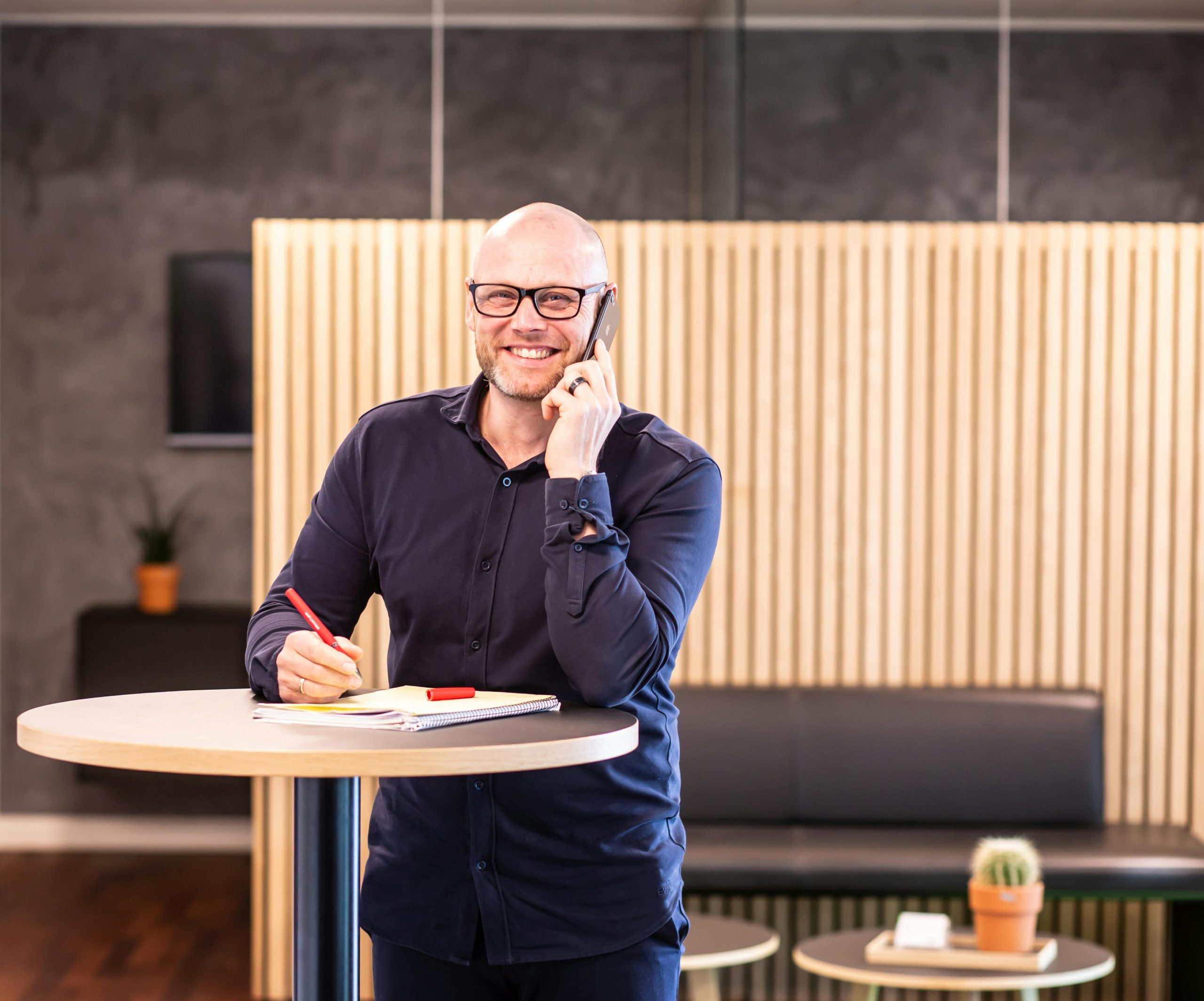 homme professionnel, sérieux et souriant au téléphone