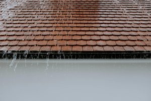 eau qui tombe sur toiture