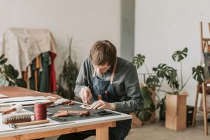 artisan sérieux qui travaille
