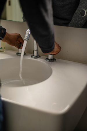 plombier test un robinet de salle de bain