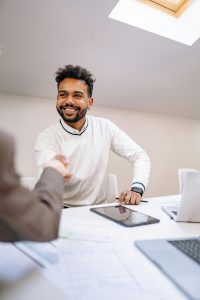 client qui trouve un professionnel grâce au référencement local